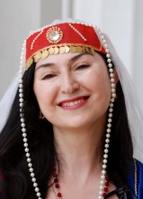 В армянском национальном костюме